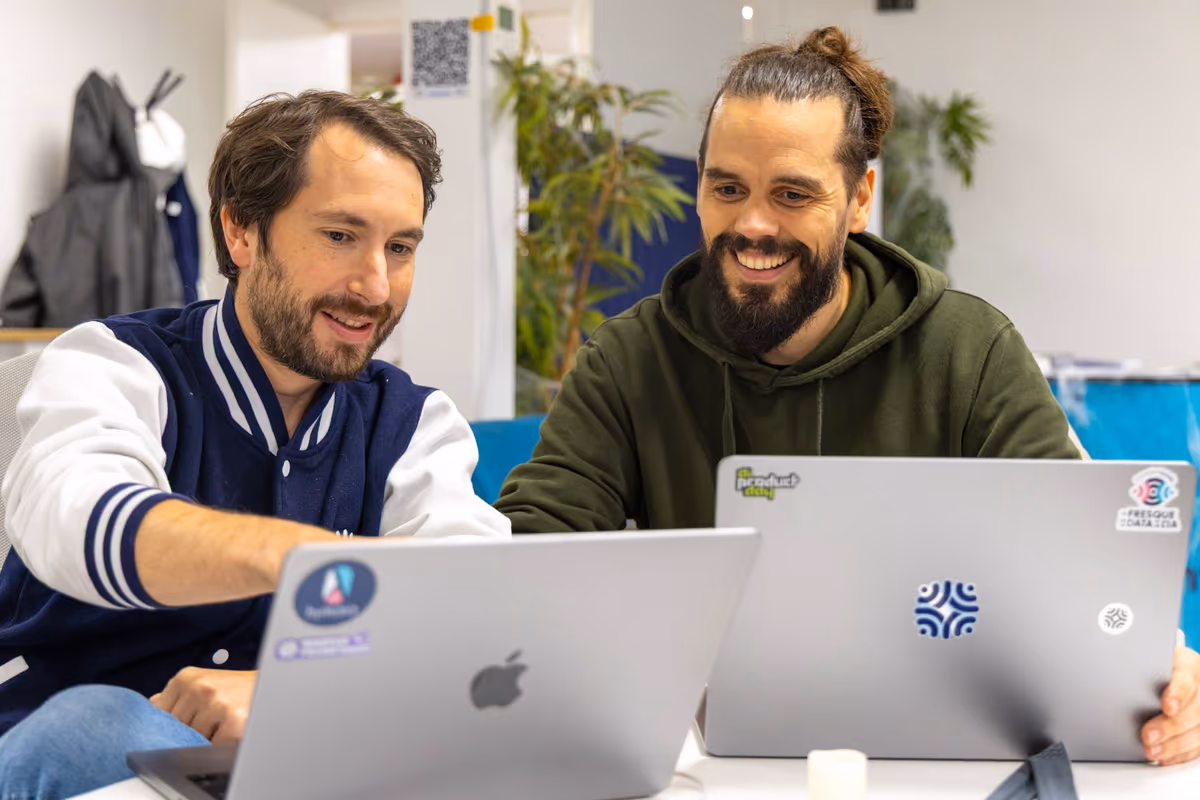 Deux consultants Hymaïa en pair programming sur un projet d'agents IA