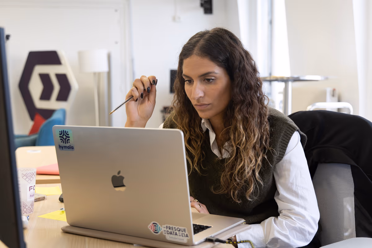 Consultante Hymaïa concentrée sur le développement d'un système IA